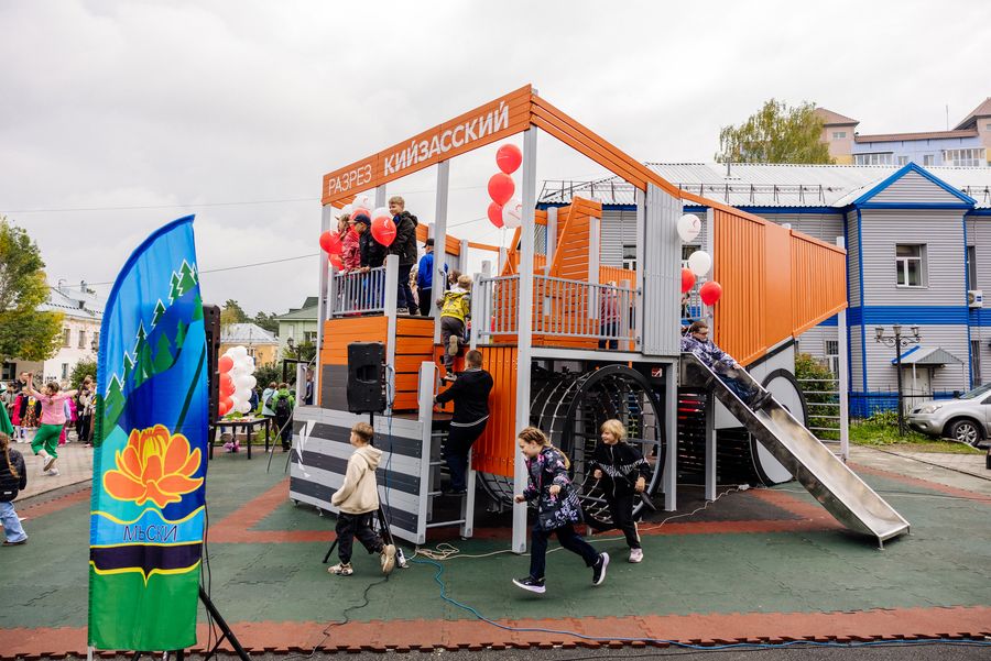 Уникальный игровой комплекс БЕЛАЗ подарил Мыскам «Разрез Кийзасский»