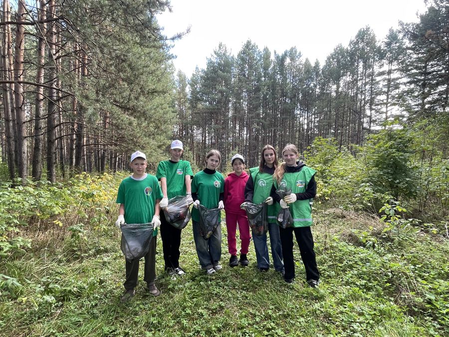 «Разрез Кийзасский» вместе с подрастающим поколением провёл субботники в Мысках