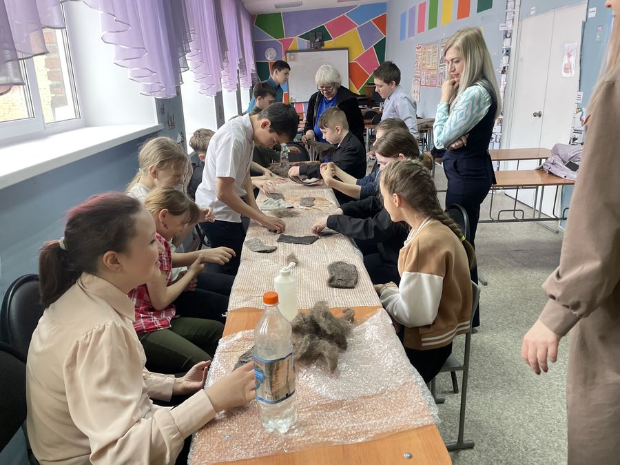 20 пар умелых рук: при поддержке «Разреза Кийзасского» школьники приняли участие в мастер-классе по валянию из шерсти