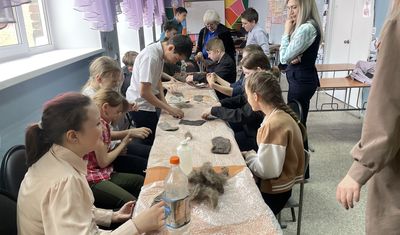 20 пар умелых рук: при поддержке «Разреза Кийзасского» школьники приняли участие в мастер-классе по валянию из шерсти